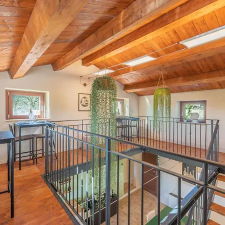 招待所 Porta Gemina History