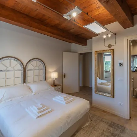 招待所 Porta Gemina History